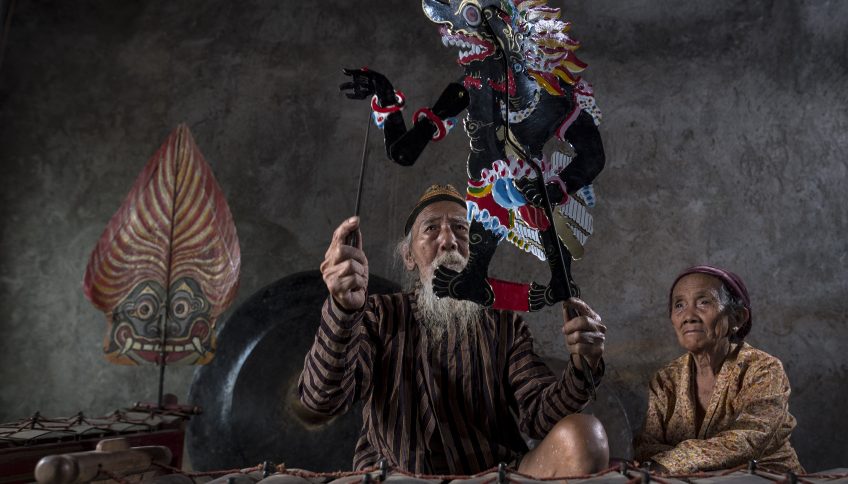 Una representación de wayang kulit , una forma tradicional de teatro de sombras en la isla de Java, Indonesia. Foto: Candra Firmansyah