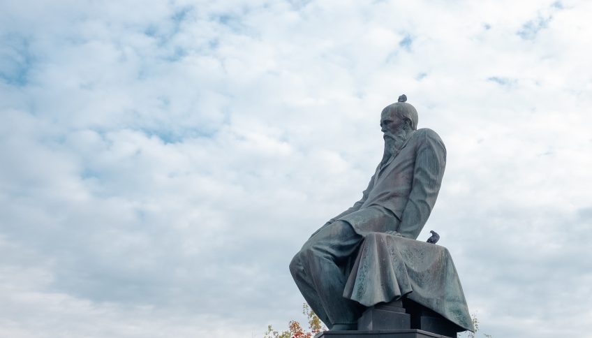 El monumento a Fedor Dostoievski está en Moscú, frente a la Biblioteca Estatal de Rusia. Foto: Diego Sepúlveda Salazar. Archivo: Flickr Carlos Reusser