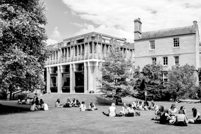 Estudiantes en el césped del Balliol College (Universidad de Oxford). Foto: © Andrei Nekrassov / Shutterstock