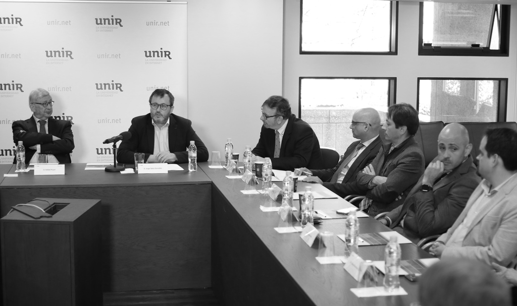 Rafael Puyol y Jorge Sáinz con algunos de los asistentes al foro. Foto: © Josema Visiers