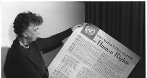 Eleanor Roosevelt con la declaración de derechos humanos, 1949