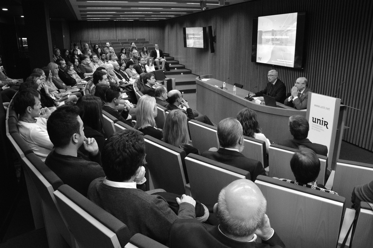 Rafael Puyol y el ponente al inicio de la conferencia.