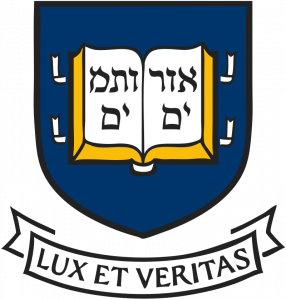 El escudo de la Universidad de Yale: «Luz y verdad» (en latín y en hebreo). Foto: © Wikimedia Commons