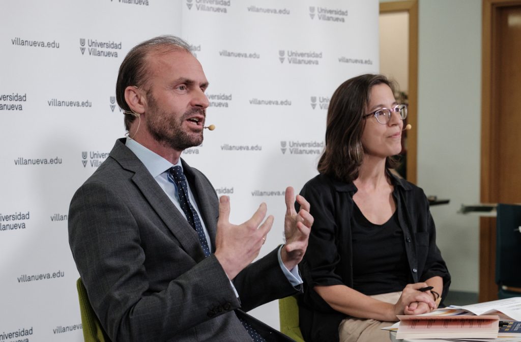 El doctor Carlos Chiclana y la moderadora del acto, Pilar Gómez, de Nueva Revista. Foto: FMB