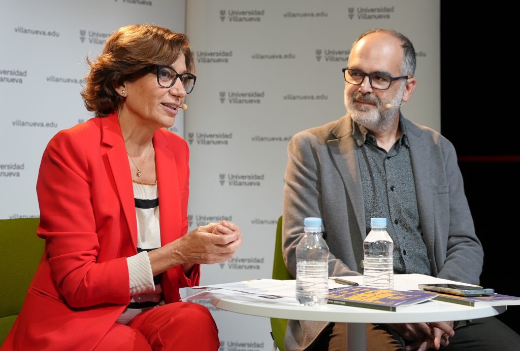 La doctora María Inés López-Ibor y el moderador del acto Federico Marín.