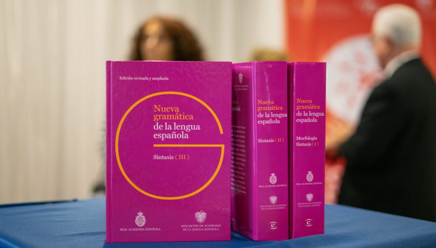 Los tres volúmenes de la «Nueva gramática» presentados en el XVII Congreso de la ASALE. Foto: © RAE