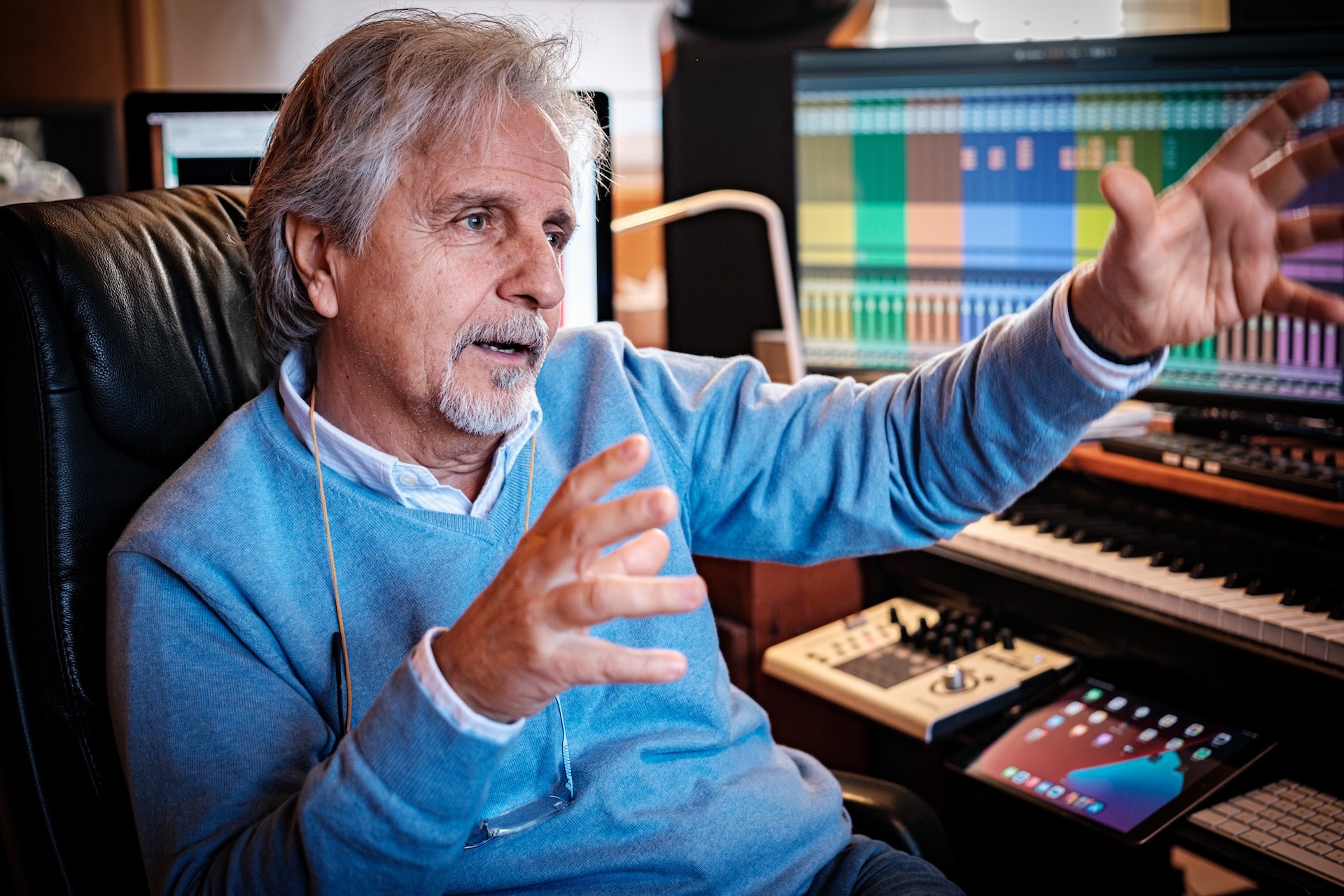 El compositor y productor musical, durante la entrevista, en su estudio de grabación © FMB