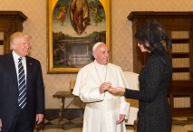 Donald Trump en una visita al Vaticano