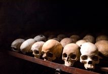 Una colección de cráneos humanos en un museo de Ruanda sobre el genocidio del país