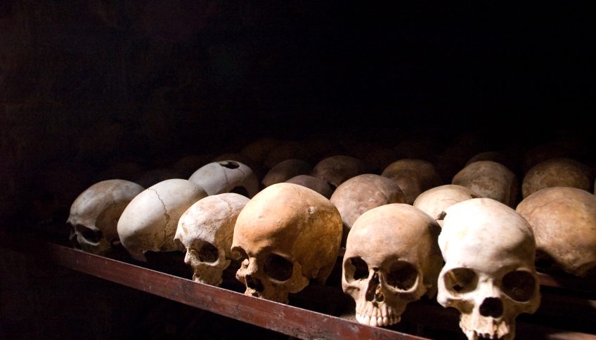Una colección de cráneos humanos en un museo de Ruanda sobre el genocidio del país