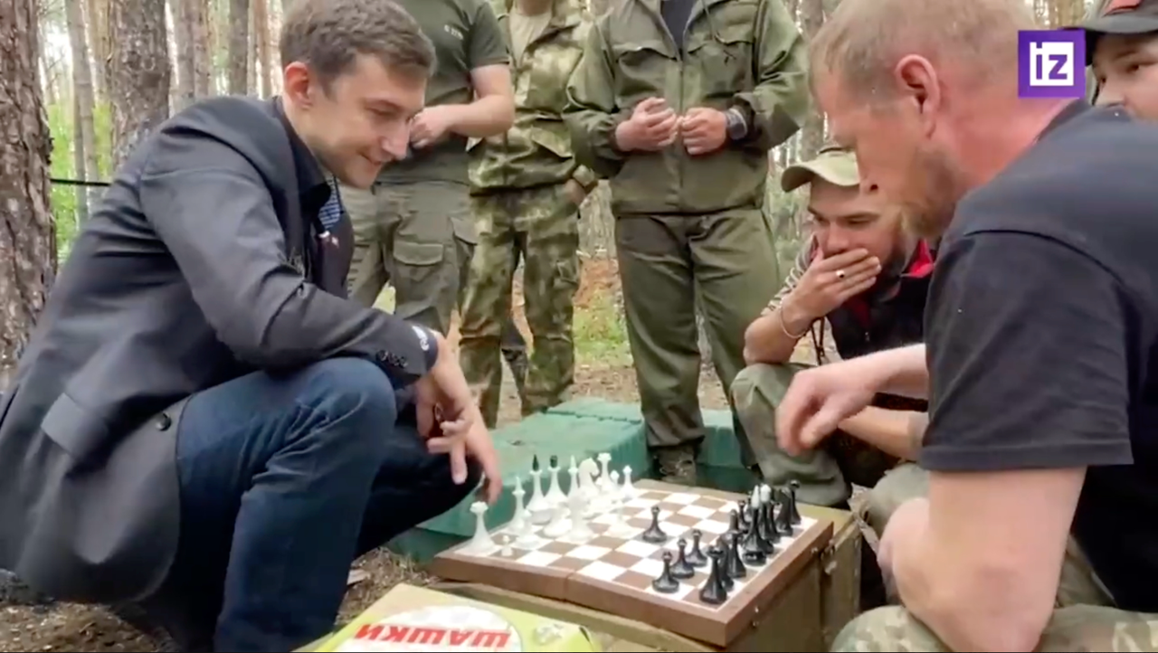 El gran maestro Sergey Karjakin, que perdió un Mundial contra Magnus Carlsen, juega contra los soldados en el frente ucraniano, como muestra de apoyo.