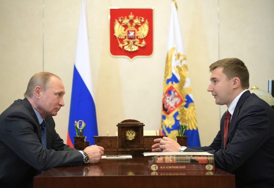 Sergey Karjakin, gran maestro de ajedrez, en una foto con Vladimir Putin facilitada por el Kremlin.