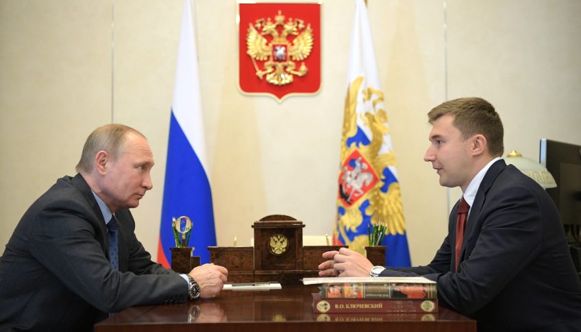 Sergey Karjakin, gran maestro de ajedrez, en una foto con Vladimir Putin facilitada por el Kremlin.