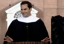 Captura de pantalla de la grabación subida a YouTube de Roger Federer durante su discurso en Dartmouth, el 9 de junio de 2024. Acompaña al artículo de Nueva Revista titulado Trabajar con inteligencia.