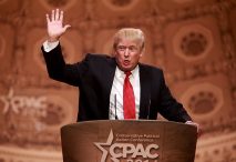 Donald Trump hablando en la Conferencia de Acción Política Conservadora (CPAC) de 2014 en National Harbor, Maryland. Foto de Gage Skidmore. (Wikimedia Commons).