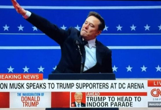 Elon Musk hace un saludo que causó mucha controversia en el discurso de la toma de posesión de Donald Trump. Captura de la CNN