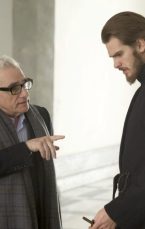 El director de cine Martin Scorsese dando instrucciones al actor Andrew Garfield en el rodaje de «Silencio»