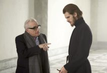El director de cine Martin Scorsese dando instrucciones al actor Andrew Garfield en el rodaje de «Silencio»