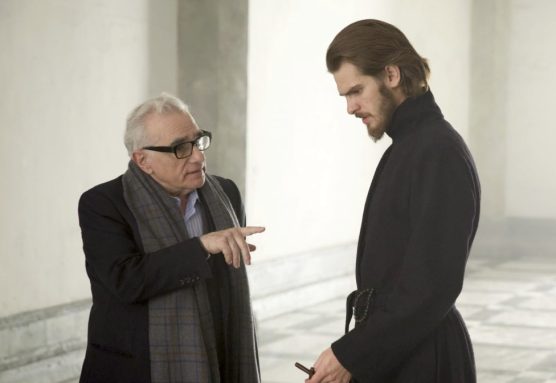 El director de cine Martin Scorsese dando instrucciones al actor Andrew Garfield en el rodaje de «Silencio»