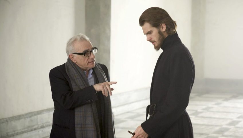 El director de cine Martin Scorsese dando instrucciones al actor Andrew Garfield en el rodaje de «Silencio»