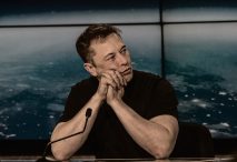 Elon Musk en una rueda de prensa. Foto: Daniel Oberhaus. Archivo en Wikimedia Commons