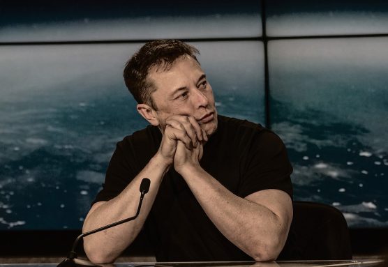 Elon Musk en una rueda de prensa. Foto: Daniel Oberhaus. Archivo en Wikimedia Commons