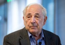 John Searle, en 2015, durante una de sus conferencias sobre la conciencia de la inteligencia artificial. © Franks Valli / Creative Commons