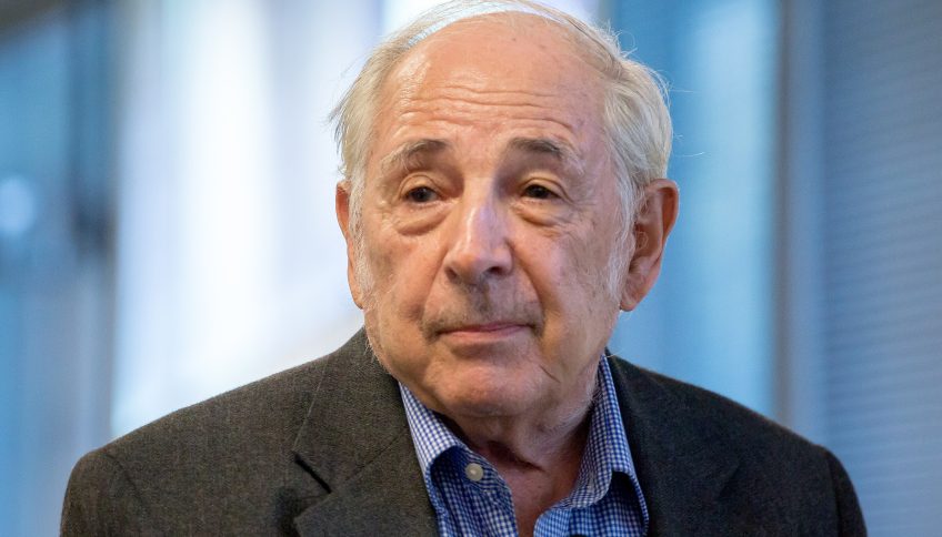 John Searle, en 2015, durante una de sus conferencias sobre la conciencia de la inteligencia artificial. © Franks Valli / Creative Commons