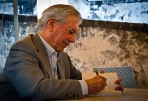 Retrato de Vargas Llosa en la galería de Flickr de Daniele Devoti, con licencia CC