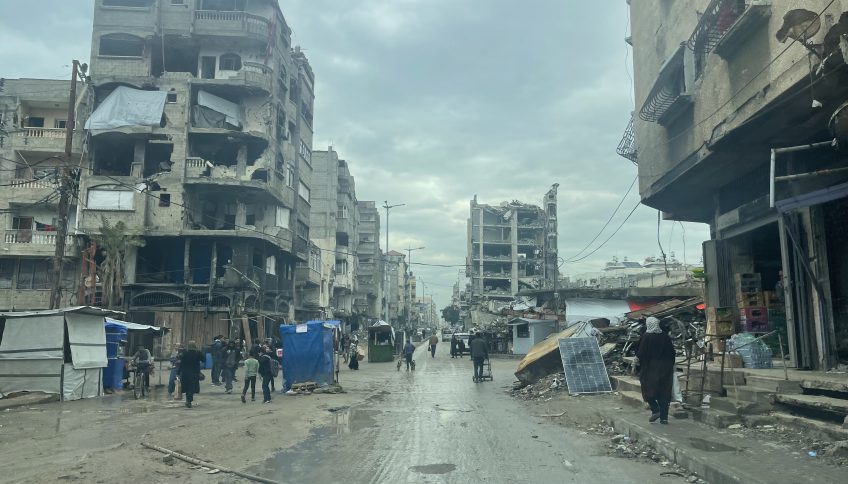Destrucción causada por un bombardeo israelí en ciudad de Gaza, el 23 de febrero de 2025. Foto: Jaber Badwen. Archivo CC BY-SA 4.0. en Wikimedia Commons