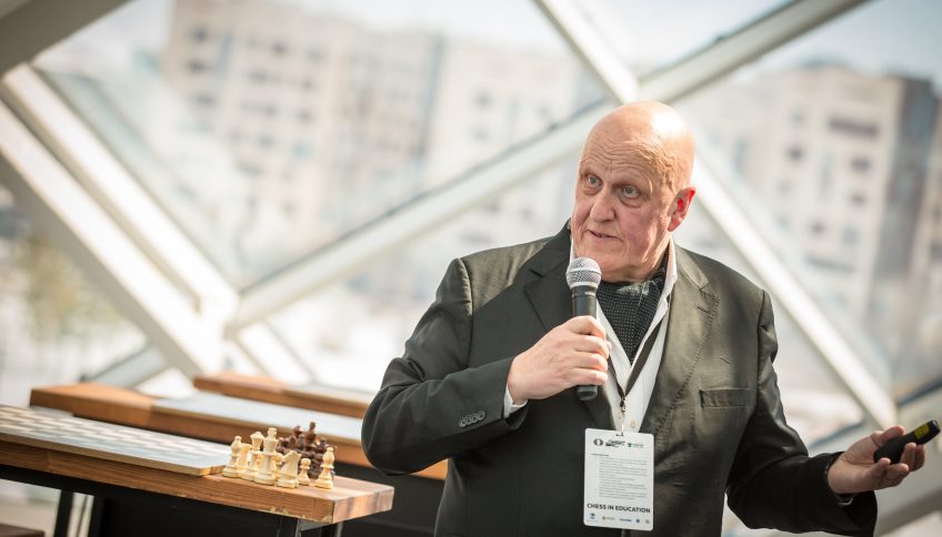 Leontxo García, en una conferencia educativa para la Federación Internacional de Ajedrez en Astaná (Kazajistán), en 2023. Foto: Anna Shtourman / FIDE