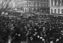 La Avenida Nevsky durante la revolución de febrero de 1917.