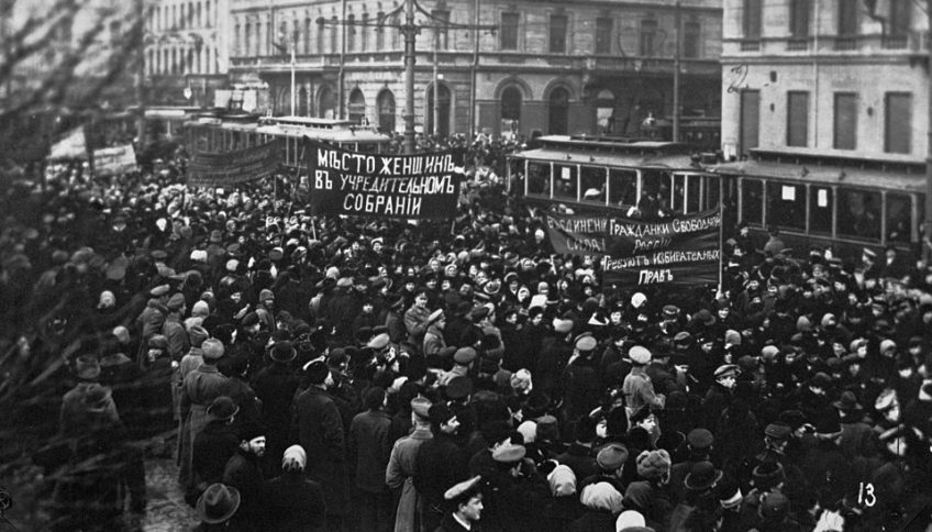 La Avenida Nevsky durante la revolución de febrero de 1917.