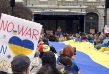 Protestas contra la invasión rusa de Ucrania y la guerra que comenzó en 2022. Foto: Albinfo. Archivo CC en Wikimedia Commons