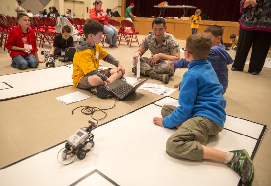 Concurso de robótica en las escuelas DoDEA en Okinawa. Foto: Cpl. Joey Holeman.