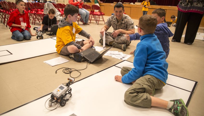 Concurso de robótica en las escuelas DoDEA en Okinawa. Foto: Cpl. Joey Holeman.