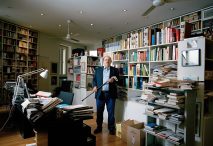 Umberto Eco, con algunos de sus libros en Milán, en 2011. Foto: Oliver_Mark / Wikimedia Commons