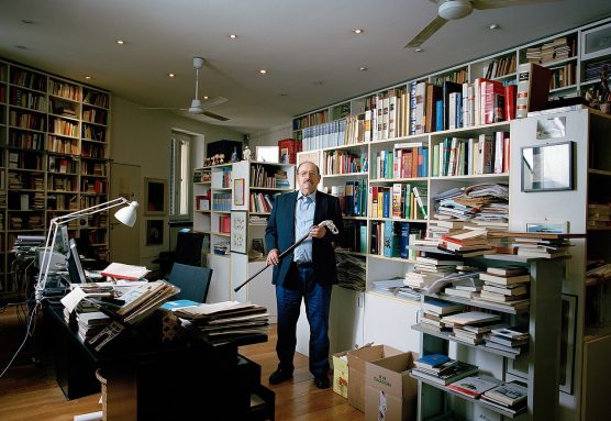 Umberto Eco, con algunos de sus libros en Milán, en 2011. Foto: Oliver_Mark / Wikimedia Commons
