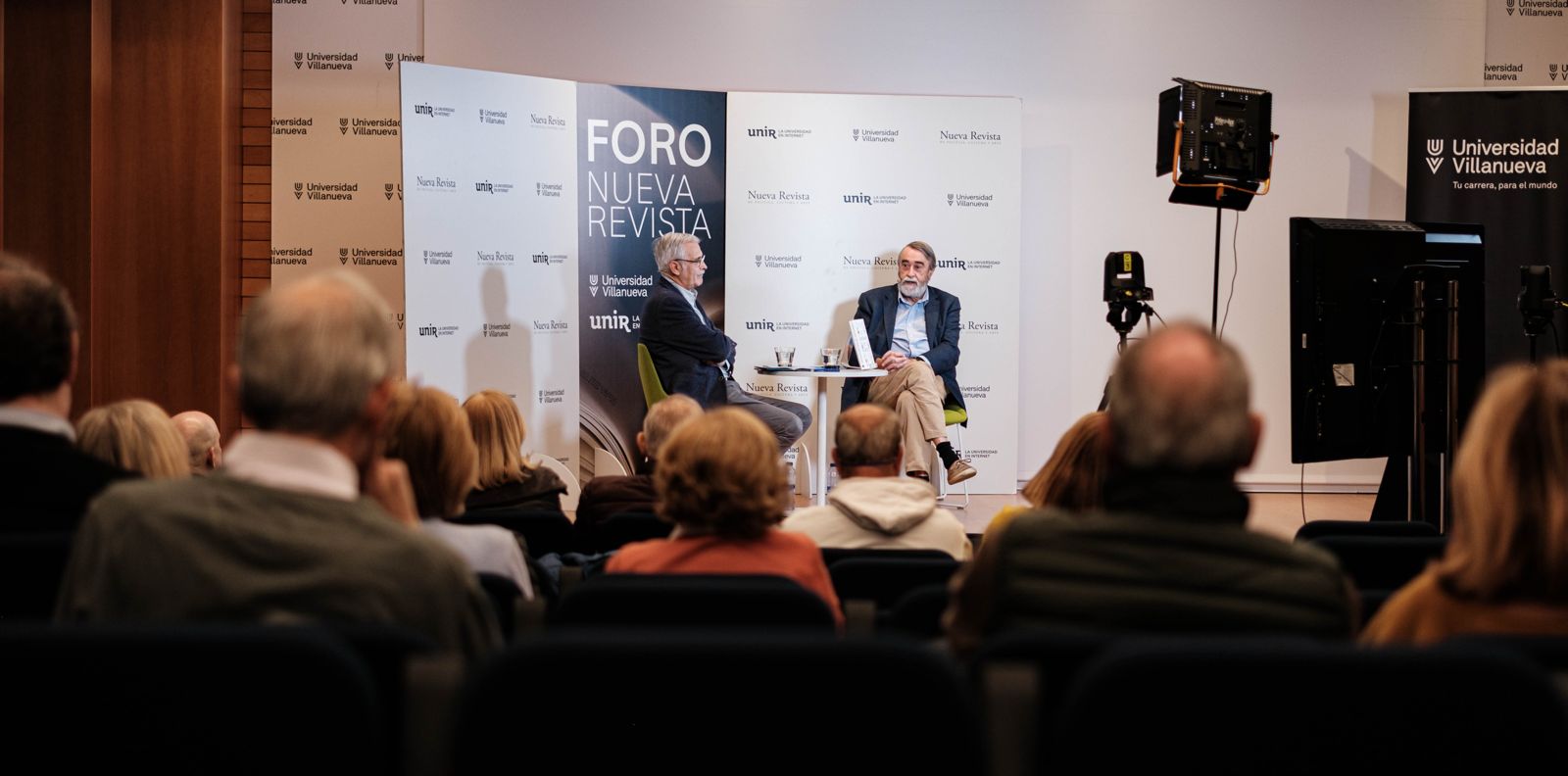 El coloquio, conducido por el periodista Alfonso Basallo, suscitó numerosas preguntas del público presencial y online. Foto: FMB / Nueva Revista