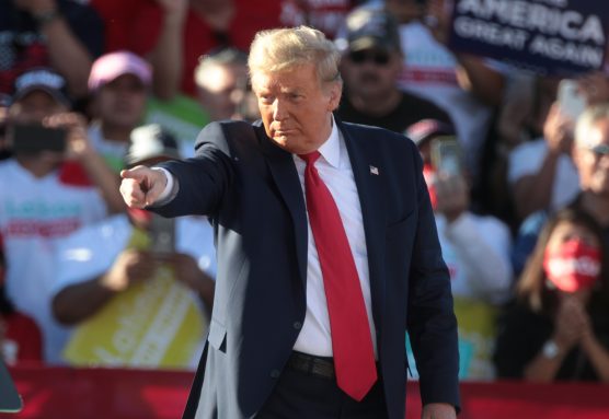 Donald Trump en un mitin de campaña en Arizona en 2020