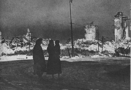 La Plaza del Castillo Real (Varsovia), en una foto del 31 de enero de 1945. Varsovia fue arrasada por los nazis.