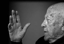 José Jiménez Lozano retratado por José Luis Rodríguez. Cortesía de www.jimenezlozano.com