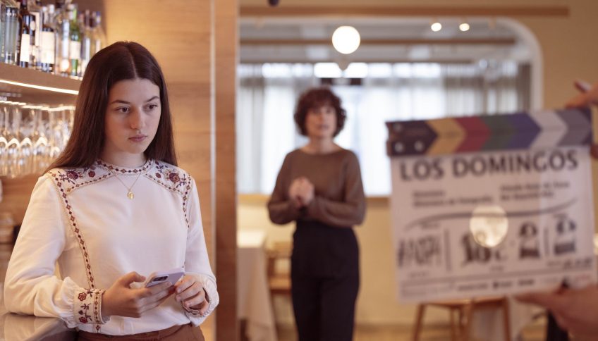Una imagen del rodaje de «Los domingos», con Blanca Soroa y Padricia López Arnaiz. Foto: David Herranz / Movistar Plus+