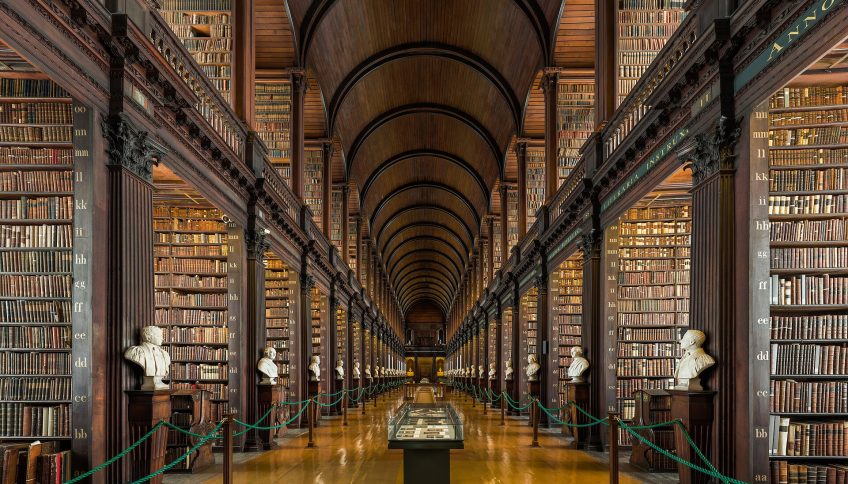 Long Room de la biblioteca del Trinity College, la universidad de Dublín (Irlanda). Diliff / Wikipedia