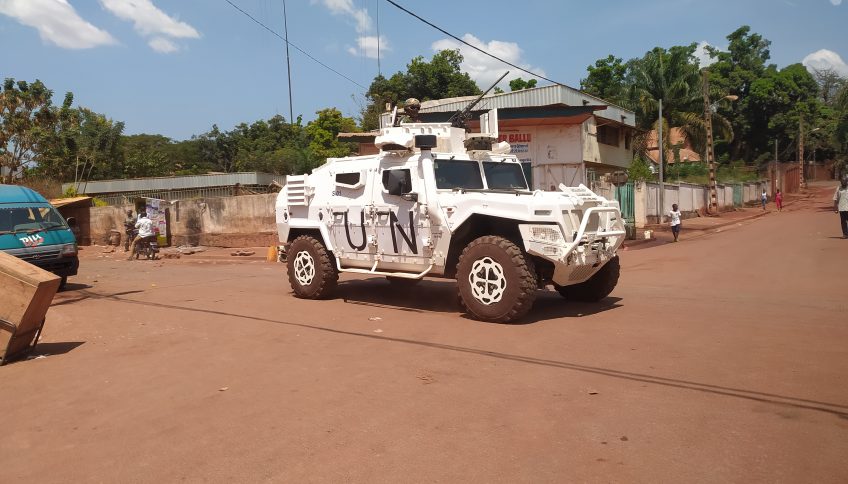 Foto: Vehículo de la MINUSCA en las calles de Bangui (República Centroafricana). © Valentín Olombrada