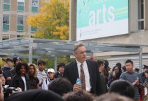 Jordan Peterson hablando en una manifestación por la libertad de expresión en la Universidad de Toronto. Foto: Quist. Archivo en