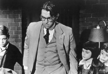 (De izq. a dcha.) Phillip Alford, Gregory Peck, Mary Badham y John Megna en Matar a un ruiseñor (1962), la película basada en el libro de Harper Lee. Foto: Cortesía de Universal International Pictures. Archivo: Encyclopædia Britannica