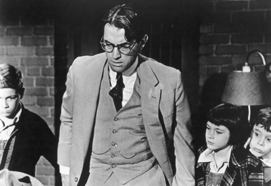 (De izq. a dcha.) Phillip Alford, Gregory Peck, Mary Badham y John Megna en Matar a un ruiseñor (1962), la película basada en el libro de Harper Lee. Foto: Cortesía de Universal International Pictures. Archivo: Encyclopædia Britannica