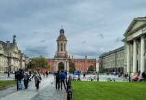 Imagen del Trinity College de Dublín, universidad fundada en 1592 por la reina Isabel I. Foto: Federico Marín Bellón. Para el artículo sobre Carlos Hoevel