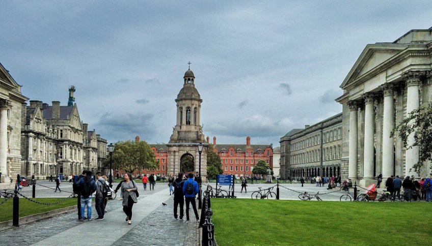 Imagen del Trinity College de Dublín, universidad fundada en 1592 por la reina Isabel I. Foto: Federico Marín Bellón. Para el artículo sobre Carlos Hoevel